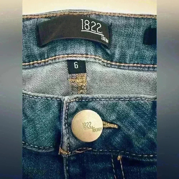 1822 The “Taylor” Jeans, Women’s Size 6, Distressed 3.5” cuffed, dark wash NWOT - Picture 8 of 16